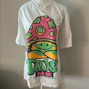 Men’s Market Smiley White Graphic Mushroom T-Shirt. Size Large